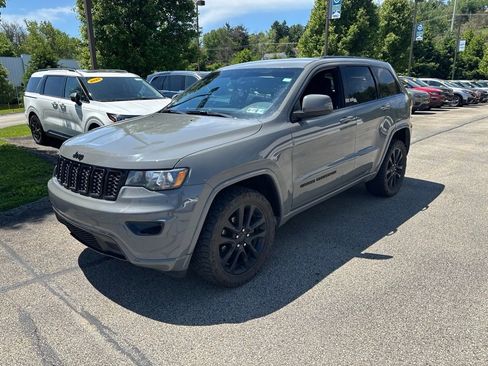 Used 2020 Jeep Grand Cherokee Altitude AWD/4WD image 3