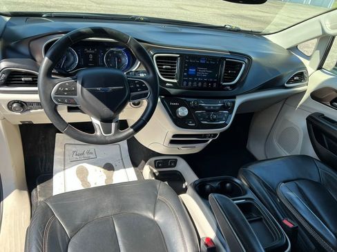 Used 2017 Chrysler Pacifica Touring-L image 19