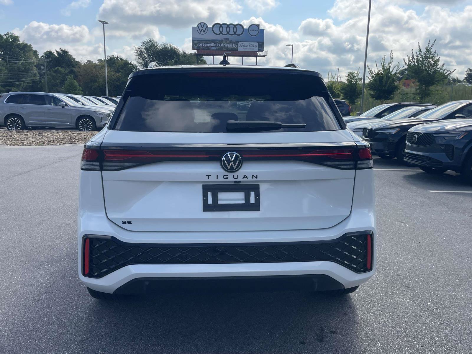 New 2026 Volkswagen Tiguan SE R-Line FWD image 6