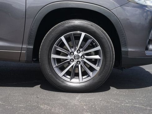 Used 2017 Toyota Highlander XLE FWD image 4