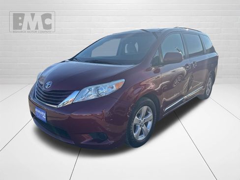 Used 2015 Toyota Sienna LE image 1