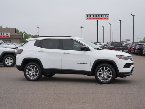 Used 2022 Jeep Compass Latitude w/ Sun and Sound Group AWD/4WD image 2