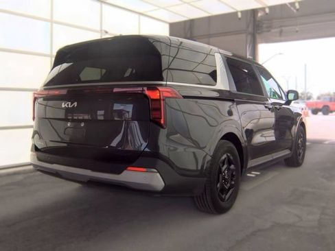 Certified 2025 Kia Carnival FWD image 3