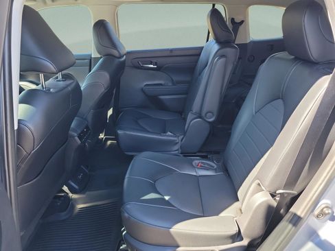 Used 2022 Toyota Highlander XLE image 15