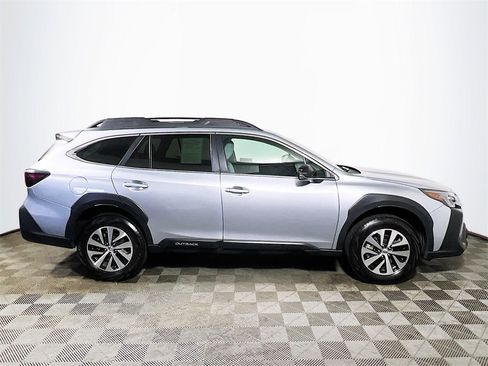 Used 2025 Subaru Outback Premium image 9