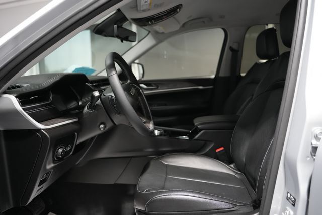 Used 2023 Jeep Grand Cherokee Limited w/ Luxury Tech Group II AWD/4WD image 16