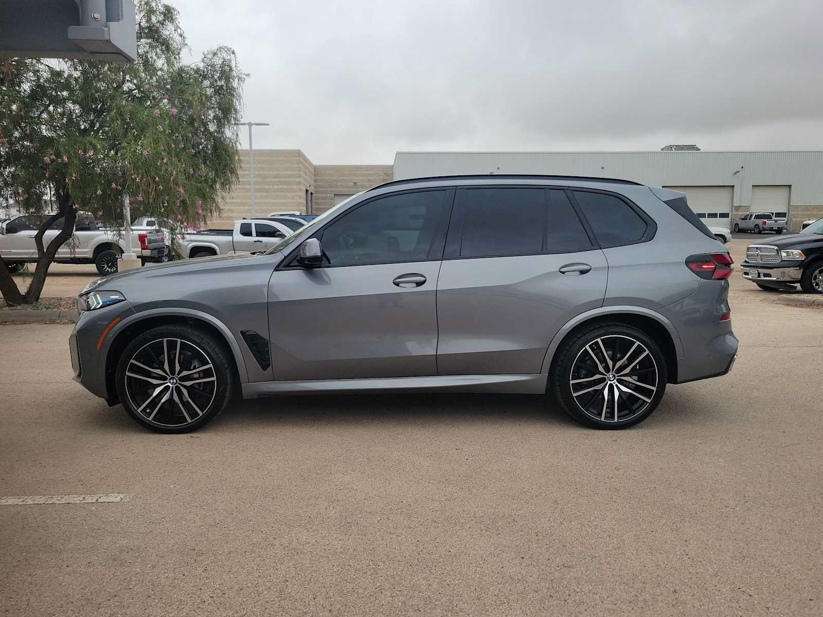 Used 2025 BMW X5 xDrive40i w/ M Sport Package AWD/4WD image 5