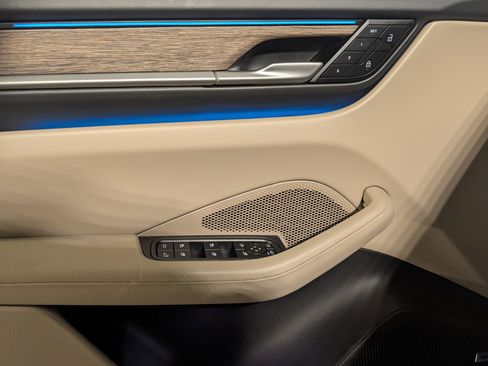 Certified 2025 Porsche Macan Electric image 32