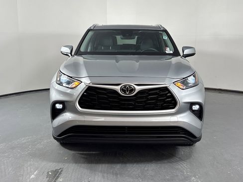 Used 2024 Toyota Highlander XLE image 2