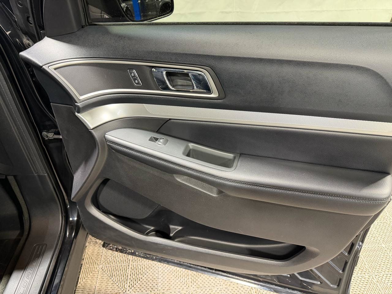 Used 2016 Ford Explorer XLT w/ Equipment Group 202A AWD/4WD image 26