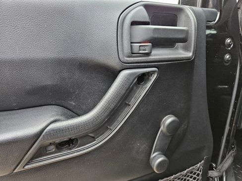 Used 2015 Jeep Wrangler Unlimited Sport w/ Connectivity Group image 10