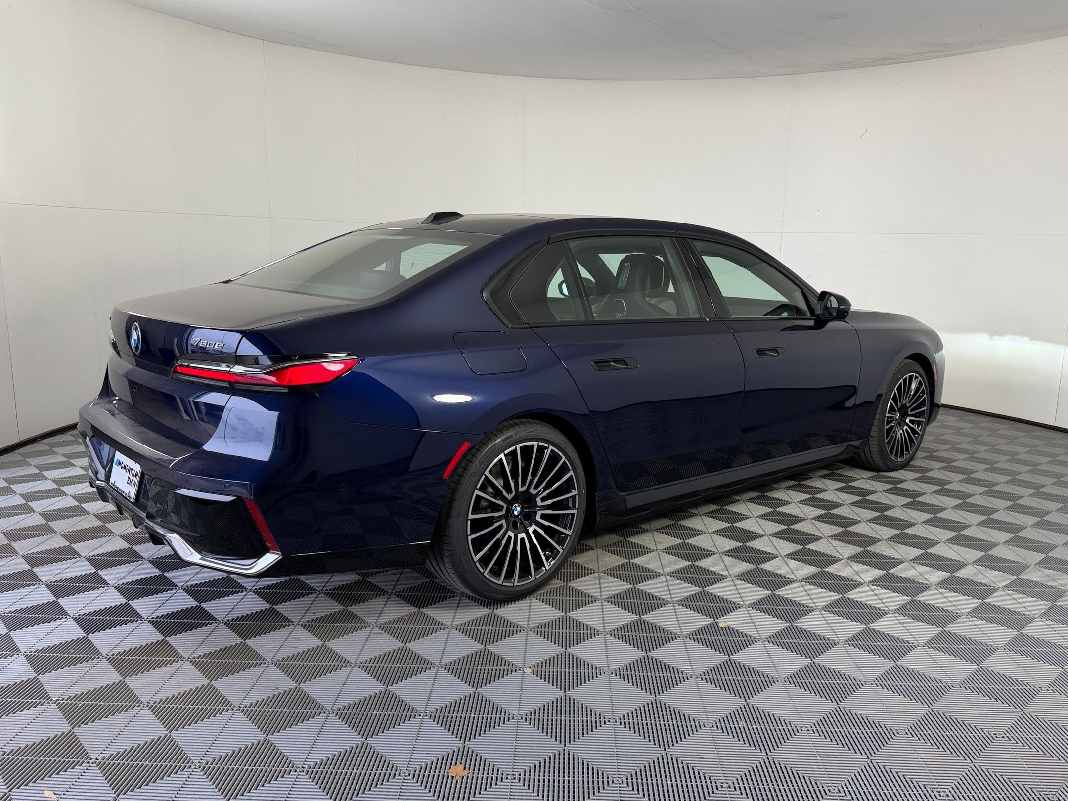 Used 2026 BMW 750e xDrive AWD/4WD image 9