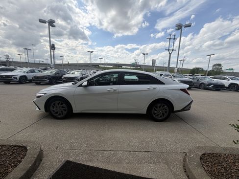 Certified 2025 Hyundai Elantra Hybrid FWD image 10