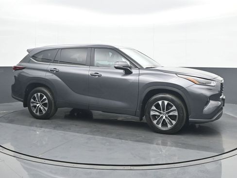 Used 2024 Toyota Highlander XLE AWD/4WD image 8