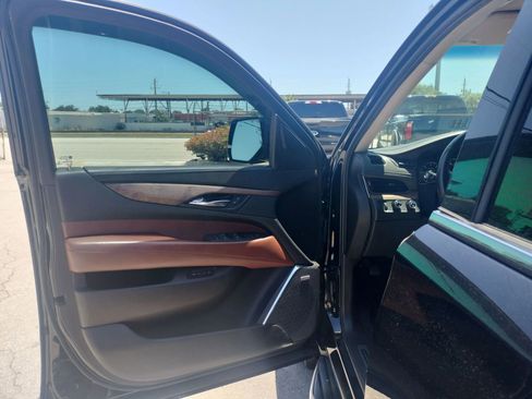 Used 2015 Cadillac Escalade Luxury AWD/4WD image 13