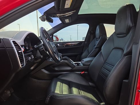 Used 2021 Porsche Cayenne Coupe image 16