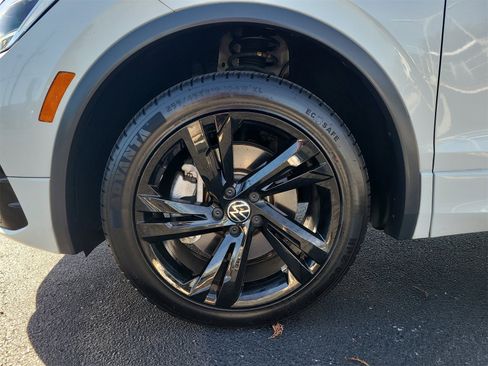 Used 2023 Volkswagen Tiguan SE R-Line image 10