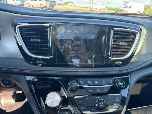 Used 2019 Chrysler Pacifica Limited w/ Advanced Safetytec Group FWD image 19