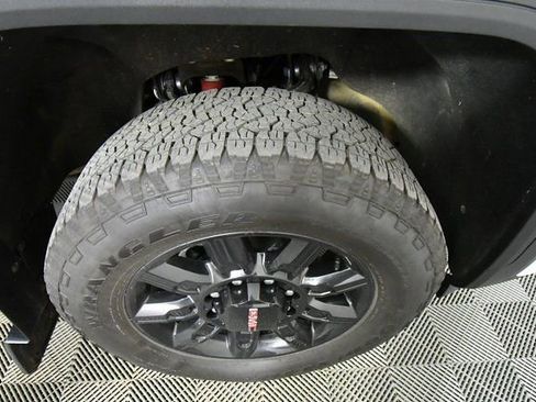 Used 2025 GMC Sierra 2500 AT4 w/ AT4 Premium Plus Package image 17