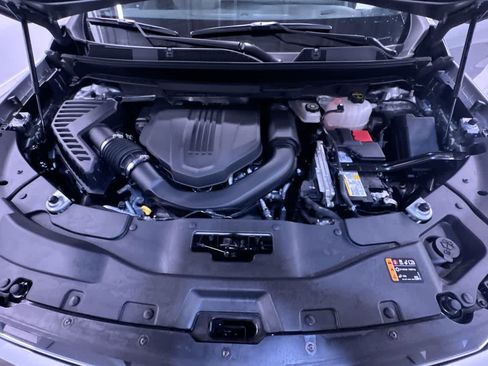 Used 2025 Chevrolet Traverse LT image 11