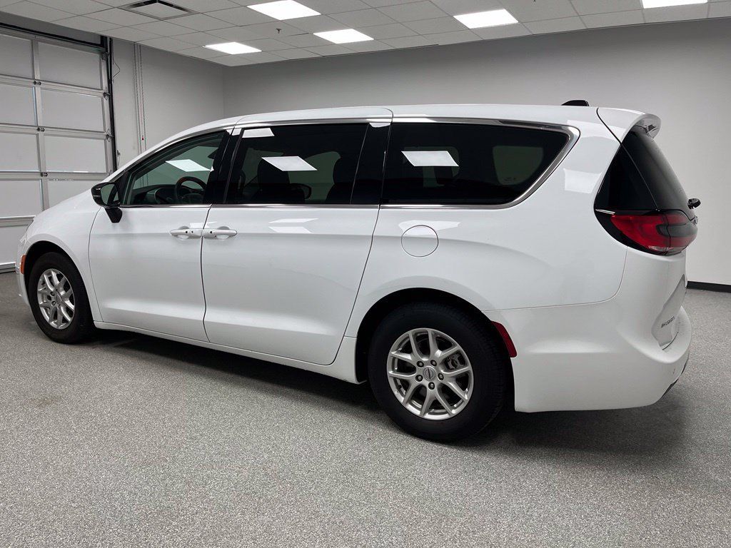 Used 2024 Chrysler Pacifica Touring-L FWD image 7