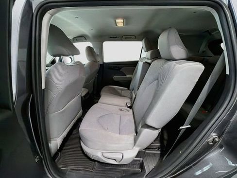 Used 2023 Toyota Highlander LE AWD/4WD image 21