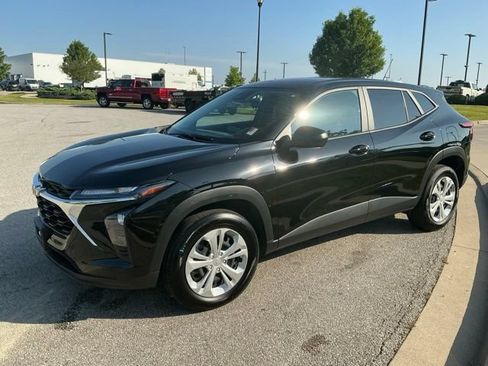 Used 2025 Chevrolet Trax LS w/ Driver Confidence Package FWD image 3