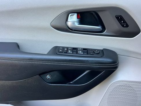 Used 2024 Chrysler Pacifica Limited FWD image 11