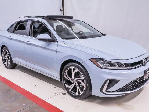 Used 2025 Volkswagen Jetta SEL image 5