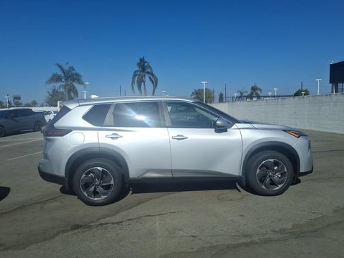 Certified 2025 Nissan Rogue SV FWD image 6