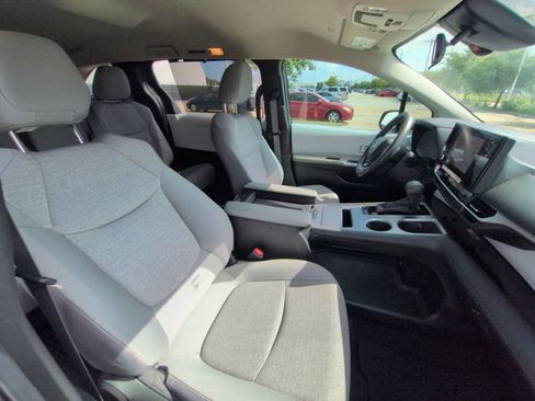 Used 2025 Toyota Sienna LE FWD image 18