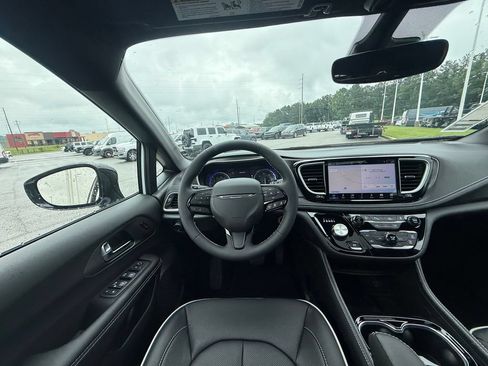 New 2027 Chrysler Pacifica Limited FWD image 8