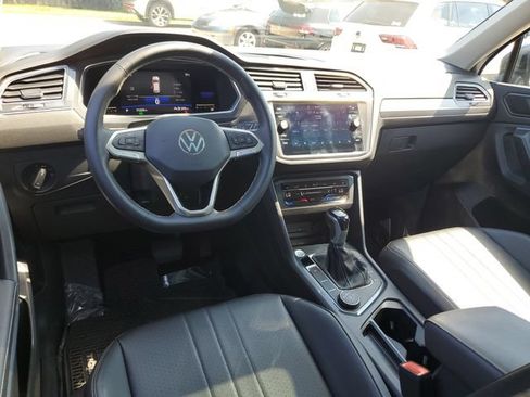 Used 2023 Volkswagen Tiguan SE w/ Panoramic Sunroof Package AWD/4WD image 11