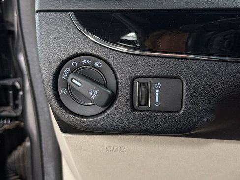 Used 2017 Dodge Grand Caravan SXT FWD image 19