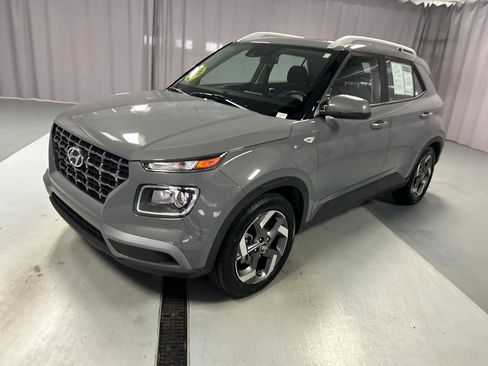 Used 2022 Hyundai Venue SEL FWD image 3