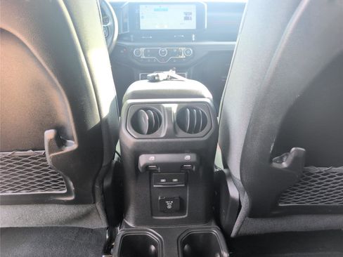 Used 2025 Jeep Wrangler Unlimited Rubicon AWD/4WD image 30