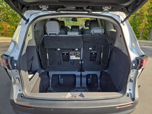 Used 2024 Toyota Sienna XLE image 9