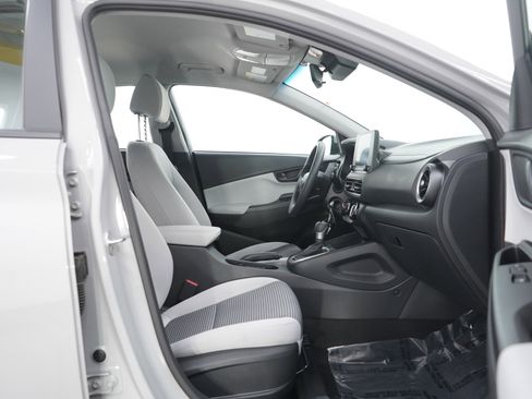 Used 2022 Hyundai Kona SE image 11