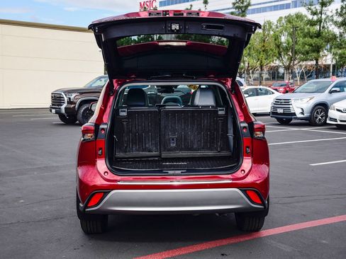 Used 2023 Toyota Highlander Platinum image 32