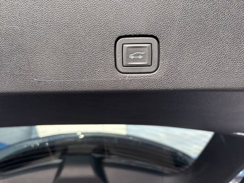 Used 2025 Cadillac XT6 Premium Luxury image 15