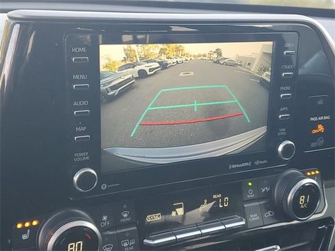 Used 2020 Toyota Highlander XLE image 26