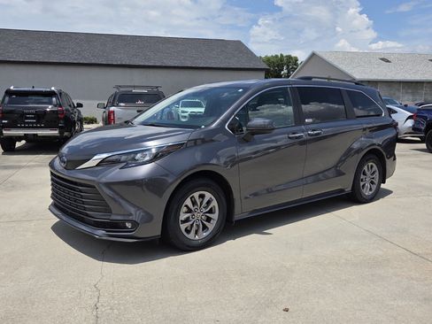 Used 2025 Toyota Sienna XLE FWD image 3