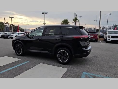 Used 2024 Nissan Rogue SV w/ SV Premium Package image 27