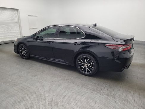 Used 2021 Toyota Camry SE image 3