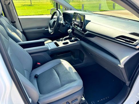 Used 2021 Toyota Sienna Limited image 18