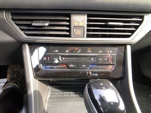 Used 2025 Volkswagen Jetta SE image 18