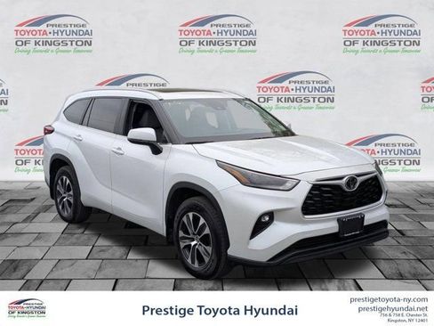 Used 2023 Toyota Highlander XLE AWD/4WD image 1