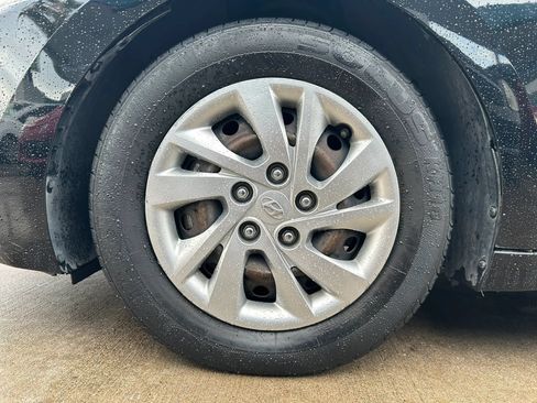 Used 2017 Hyundai Elantra SE FWD image 23