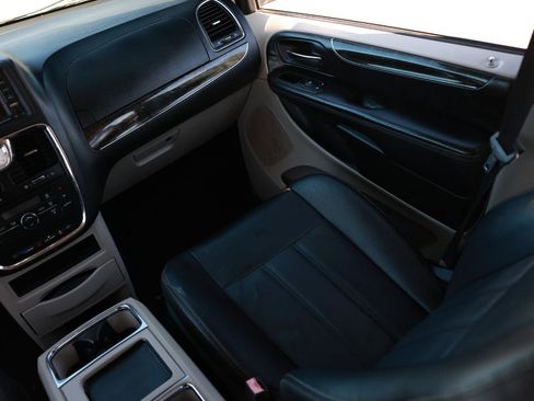 Used 2015 Chrysler Town & Country Touring FWD image 22