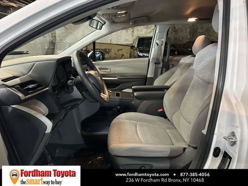 Used 2024 Toyota Sienna LE FWD image 15